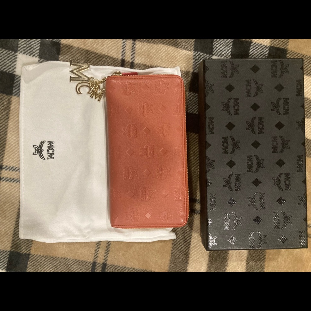 Mcm Womens klara zip around charm wallet(long).